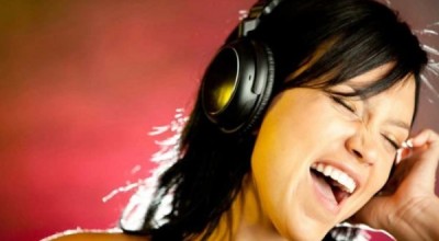 chica-escuchando-musica