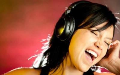 chica-escuchando-musica