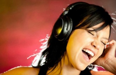 chica-escuchando-musica