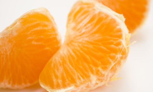 Comer-mandarina-500x325